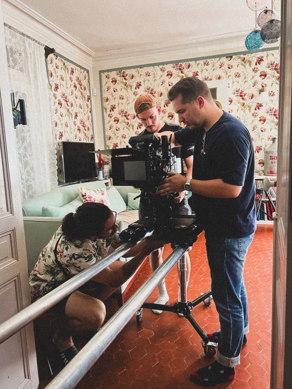 Das Mistello-Gin-Filmteam bereitet eine Einstellung vor
