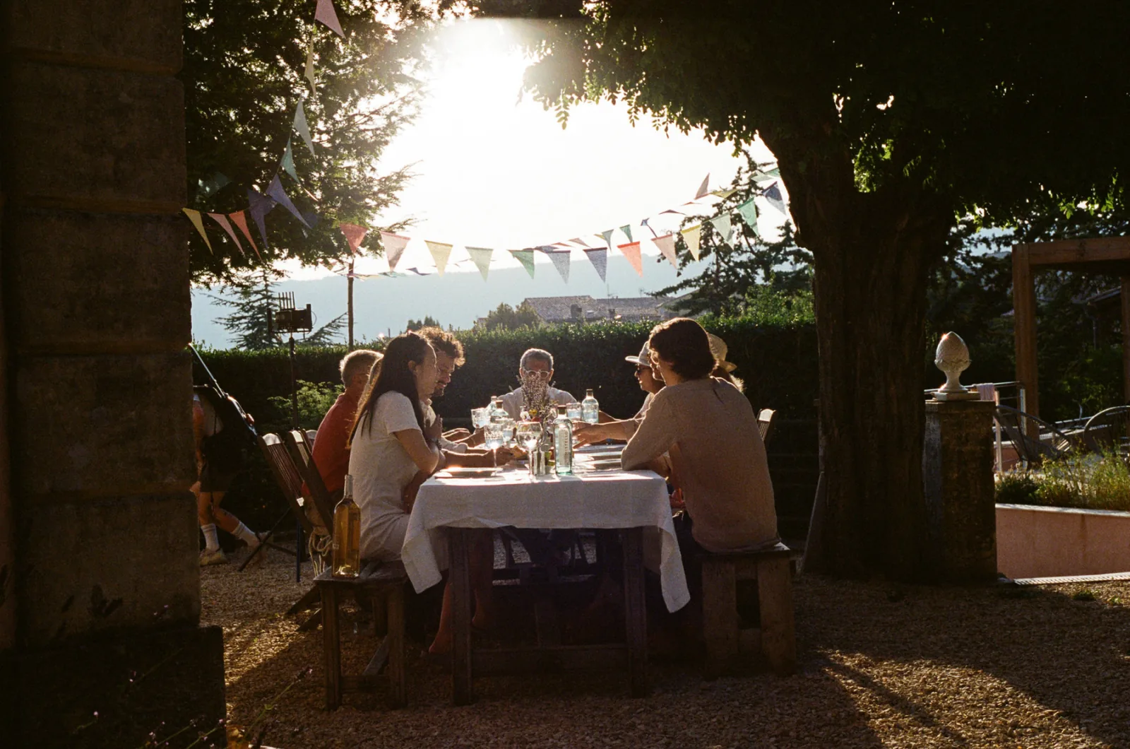 Sonniges Abendessen im Freien: Freunde an einem Tisch